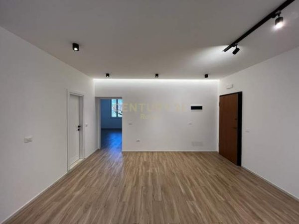Tirane, jepet me qera ambjent biznesi Kati 2, 550 Euro (palaltet agimi)
