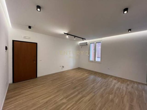 Tirane, jepet me qera ambjent biznesi Kati 2, 550 Euro (palaltet agimi)