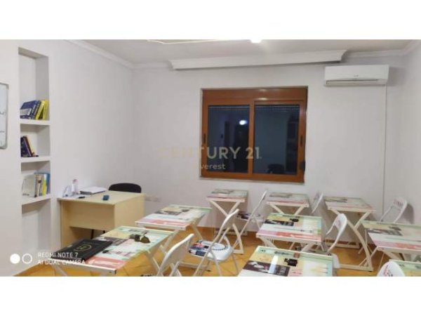 Tirane, jepet me qera apartament 1+1+BLK Kati 3, 80 m² 350 Euro (Ish Stacioni Trenit)