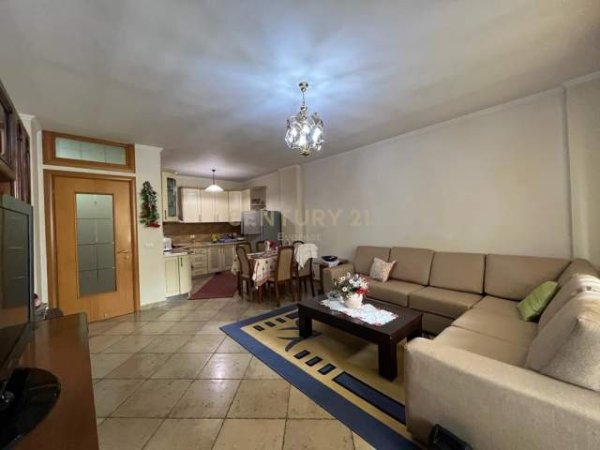 Tirane, jepet me qera apartament 2+1+BLK Kati 5, 100 m² 400 Euro (Selvia)