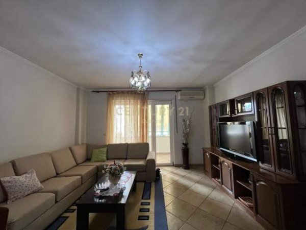 Tirane, jepet me qera apartament 2+1+BLK Kati 5, 100 m² 400 Euro (Selvia)