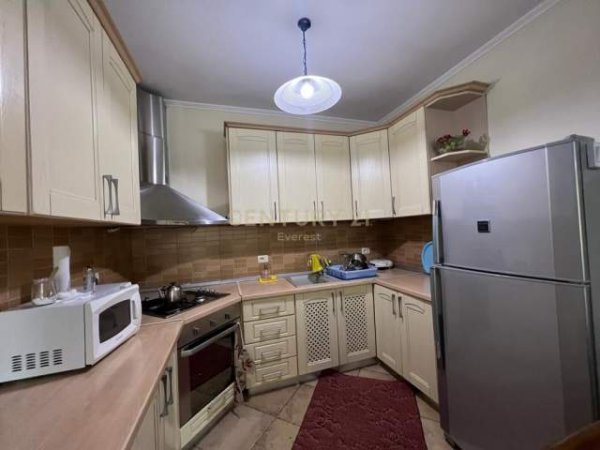 Tirane, jepet me qera apartament 2+1+BLK Kati 5, 100 m² 400 Euro (Selvia)