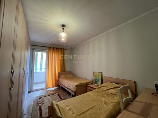 Tirane, jepet me qera apartament 2+1+BLK Kati 5, 100 m² 400 Euro (Selvia)