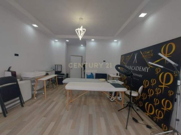Tirane, jepet me qera apartament 1+1 Kati 1, 30 m² 400 Euro (Rruga e Durresit)