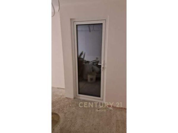 Tirane, jepet me qera ambjent biznesi 1.100 Euro (qender)