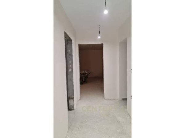 Tirane, jepet me qera ambjent biznesi 1.100 Euro (qender)