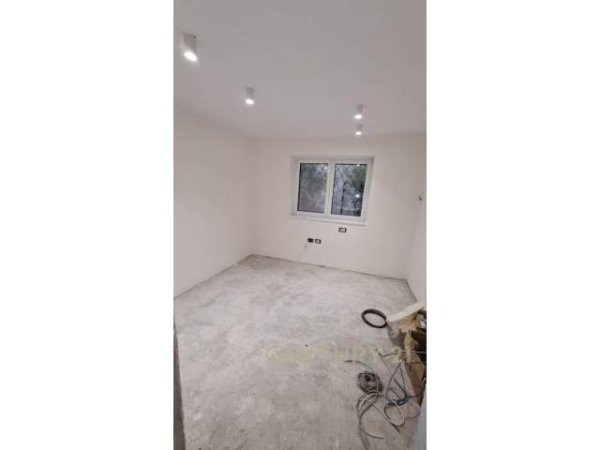 Tirane, jepet me qera ambjent biznesi 1.100 Euro (qender)