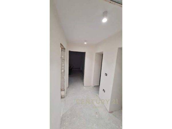 Tirane, jepet me qera ambjent biznesi 1.100 Euro (qender)