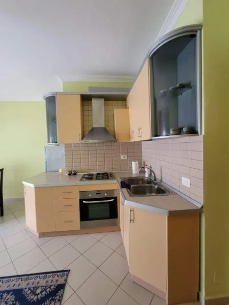Vlore, jap me qera apartament (buze Lungomares tek ish Shkolla e Marines)