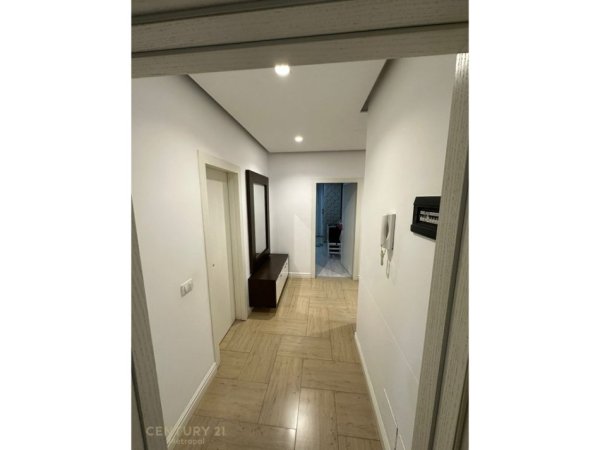 Tirane, jepet me qera apartament 2+1 Kati 7, 85 m² 550 € (YZBERISH!)