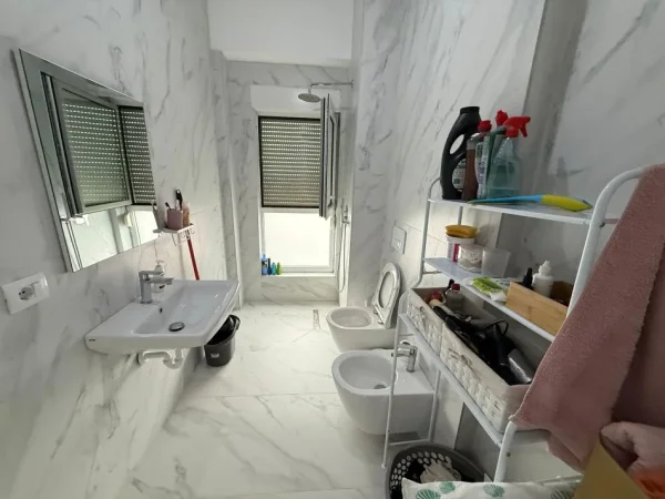 Tirane, jepet me qera apartament 1+1 Kati 4, 65 m² 400 € (ali demi)