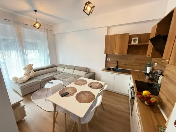 Tirane, jepet me qera apartament 1+1 Kati 4, 65 m² 400 € (ali demi)