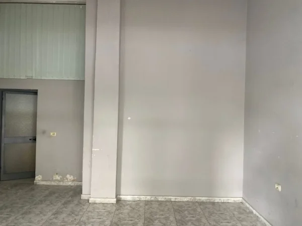 Tirane, jepet me qera dyqan Kati 0, 40 m² 350 € ( JEPET ME QERA AMBIENT BIZNESI NË 5 MAJ – DYQAN!)