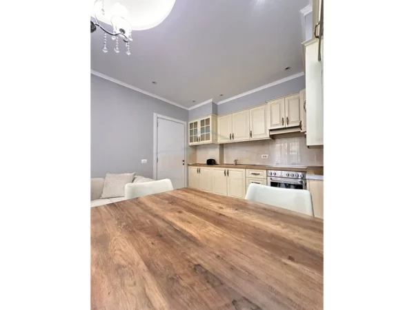 Tirane, jepet me qera apartament 2+1 Kati 3, 77 m² 650 € (Unaza e re)