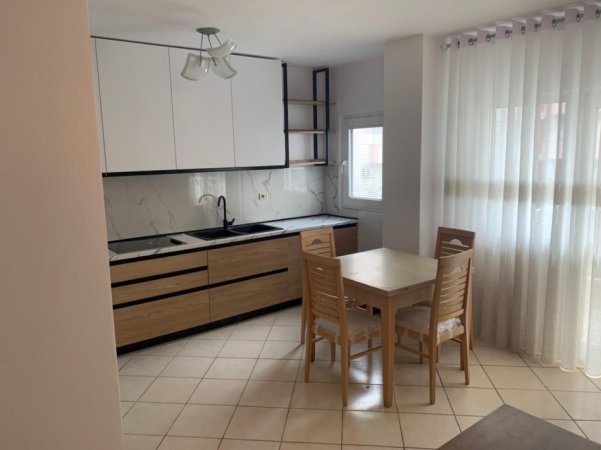 Tirane, jepet me qera apartament 2+1+Ballkon Kati 3, 100 m² 700 € (Komuna e Parisit pranë Kika 1)