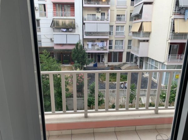 Tirane, jepet me qera apartament 2+1+Ballkon Kati 3, 100 m² 700 € (Komuna e Parisit pranë Kika 1)