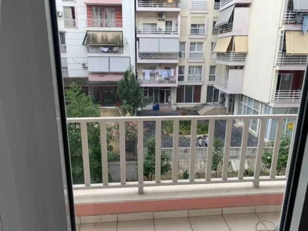 Tirane, jepet me qera apartament 2+1+Ballkon Kati 3, 100 m² 600 € (Komuna e Parisit pranë Kika 1)