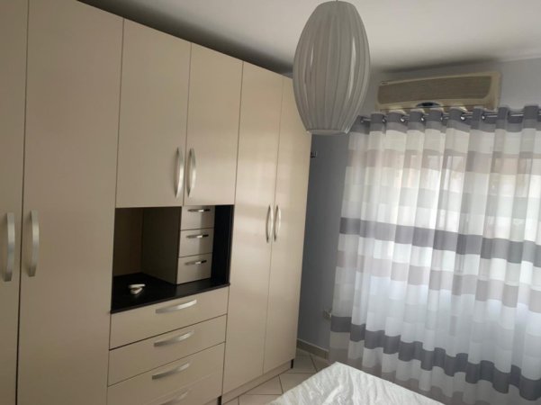Tirane, jepet me qera apartament 2+1+Ballkon Kati 3, 100 m² 700 € (Komuna e Parisit pranë Kika 1)