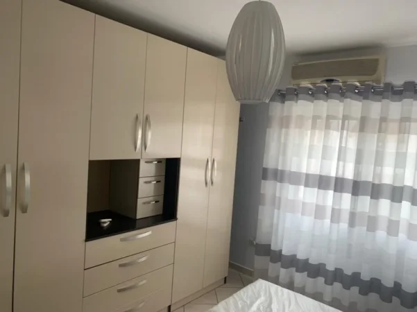 Tirane, jepet me qera apartament 2+1+Ballkon Kati 3, 100 m² 600 € (Komuna e Parisit pranë Kika 1)