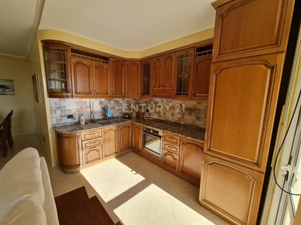 Durres, jepet me qera apartament 2+1 Kati 8, 120 m² 450 € (Stacioni Trenit)