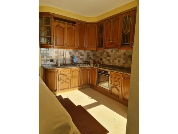Durres, jepet me qera apartament 2+1 Kati 8, 120 m² 450 € (Stacioni Trenit)