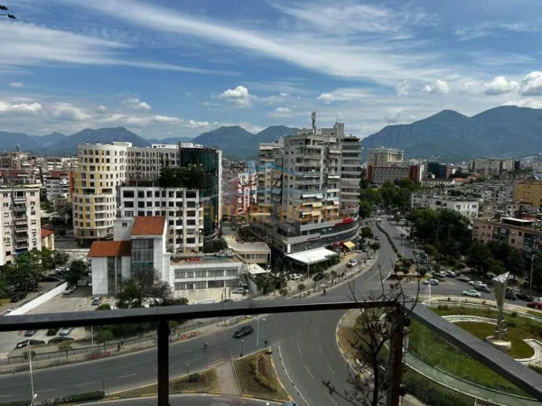 Tirane, jepet me qera zyre Kati 6, 131 m² 1.300 € (Ring Centre)
