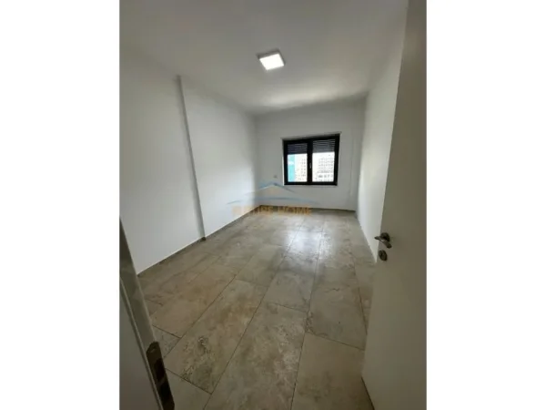 Tirane, jepet me qera zyre Kati 6, 131 m² 1.300 € (Ring Centre)