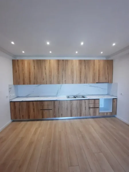 Tirane, jepet me qera zyre Kati 7, 110 m² 550 € (astir)