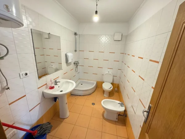 Tirane, jepet me qera zyre Kati 6, 116 m² 700 € (zogu i zi)