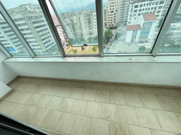 Tirane, jepet me qera zyre Kati 6, 116 m² 700 € (zogu i zi)