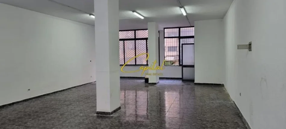 Tirane, jepet me qera dyqan Kati 0, 110 m² 1.000 € (BULEVARDI BAJRAM CURRI)