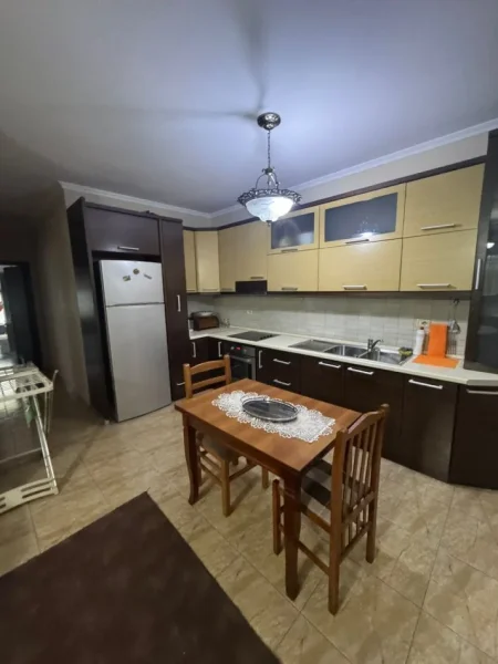 Tirane, jepet me qera apartament 2+1+Aneks+Ballkon Kati 3, 100 m² 450 € (astir)