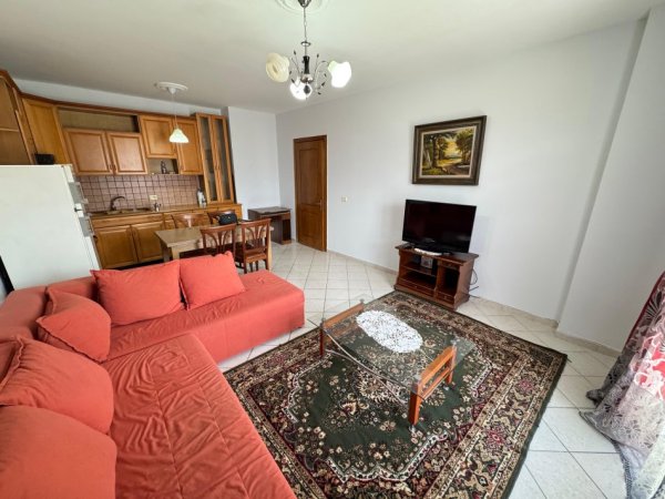 Tirane, jepet me qera apartament 1+1 Kati 11, 70 m² 500 € (ish parku i autobuzave)