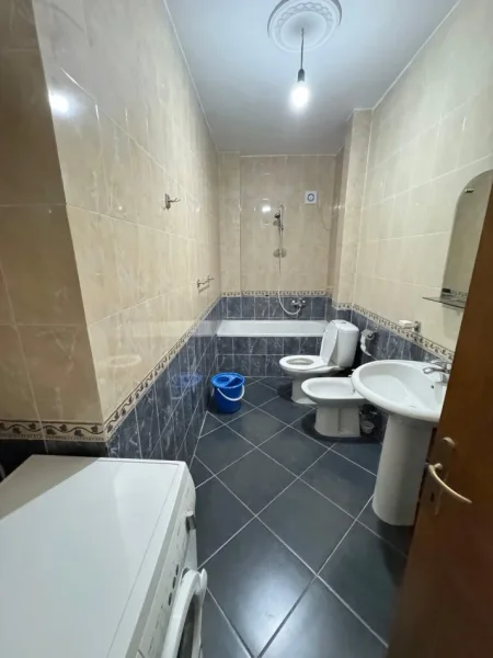 Tirane, jepet me qera apartament 1+1 Kati 11, 70 m² 500 € (ish parku i autobuzave)