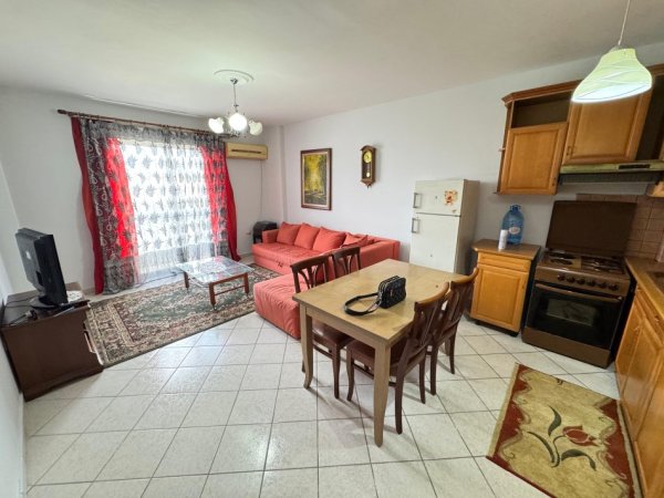 Tirane, jepet me qera apartament 1+1 Kati 11, 70 m² 500 € (ish parku i autobuzave)