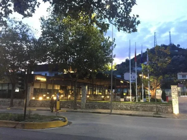 Tirane, jepet me qera ambjent biznesi Kati 1, 216 m² 600 € (Yzberisht,Rruga (Konferenca e Pezes))