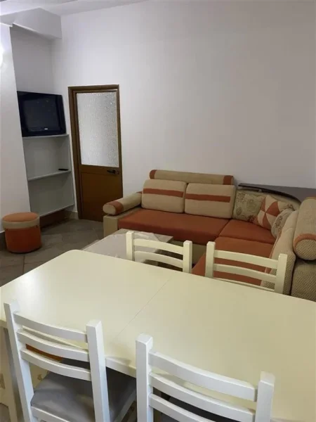 Tirane, jepet me qera apartament 1+1 Kati 1, 65 m² 300 € (selite)