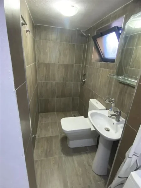 Tirane, jepet me qera apartament 1+1 Kati 1, 65 m² 300 € (selite)