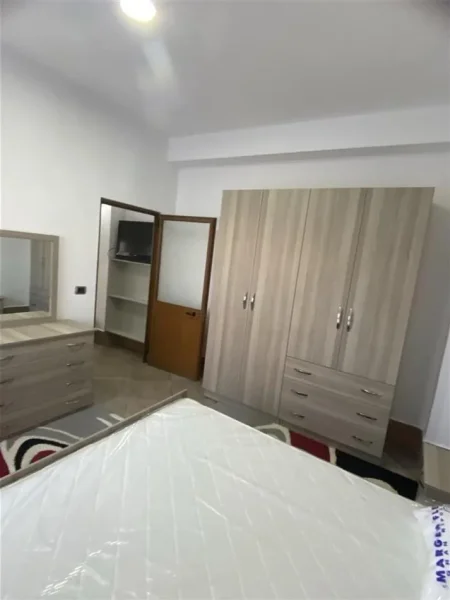 Tirane, jepet me qera apartament 1+1 Kati 1, 65 m² 300 € (selite)