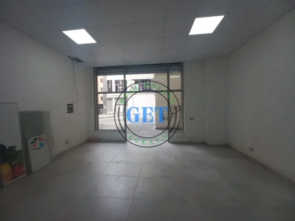 Durres, jepet me qera ambjent biznesi Kati 0, 34 m² 300 € (Ish Rajoni i Policis, Durres)