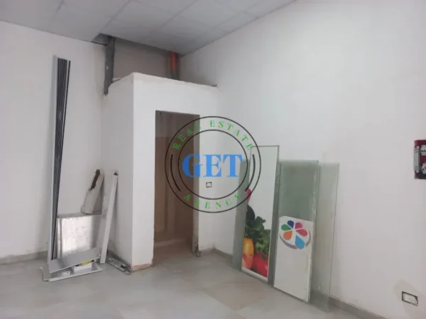 Durres, jepet me qera ambjent biznesi Kati 0, 34 m² 300 € (Ish Rajoni i Policis, Durres)