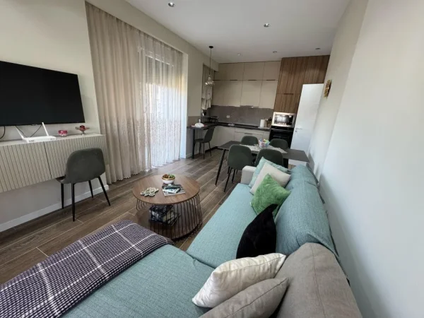 Tirane, jepet me qera apartament 2+1 Kati 3, 90 m² 500 € (ish fusha e aviacionit)