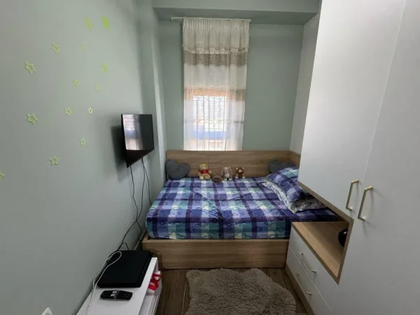 Tirane, jepet me qera apartament 2+1 Kati 3, 90 m² 500 € (ish fusha e aviacionit)