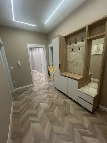 Tirane, jepet me qera apartament 2+1+Ballkon Kati 7, 120 m² 1.200 € (9 KATSHET)