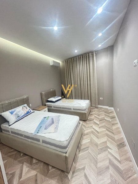 Tirane, jepet me qera apartament 2+1+Ballkon Kati 7, 120 m² 1.200 € (9 KATSHET)