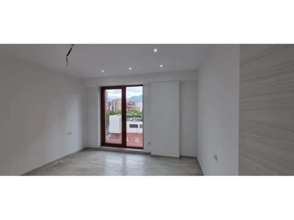 Tirane, jepet me qera ambjent biznesi Kati 5, 156 m² 2.500 € (Rruga e Kavajes)