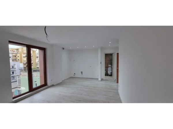 Tirane, jepet me qera ambjent biznesi Kati 5, 156 m² 2.500 € (Rruga e Kavajes)