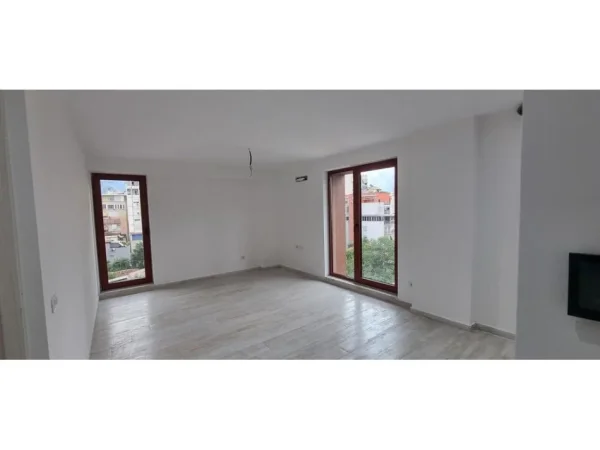 Tirane, jepet me qera ambjent biznesi Kati 5, 156 m² 2.500 € (Rruga e Kavajes)