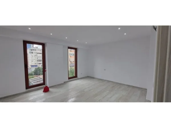 Tirane, jepet me qera ambjent biznesi Kati 5, 156 m² 2.500 € (Rruga e Kavajes)