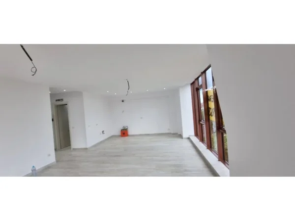 Tirane, jepet me qera ambjent biznesi Kati 5, 156 m² 2.500 € (Rruga e Kavajes)